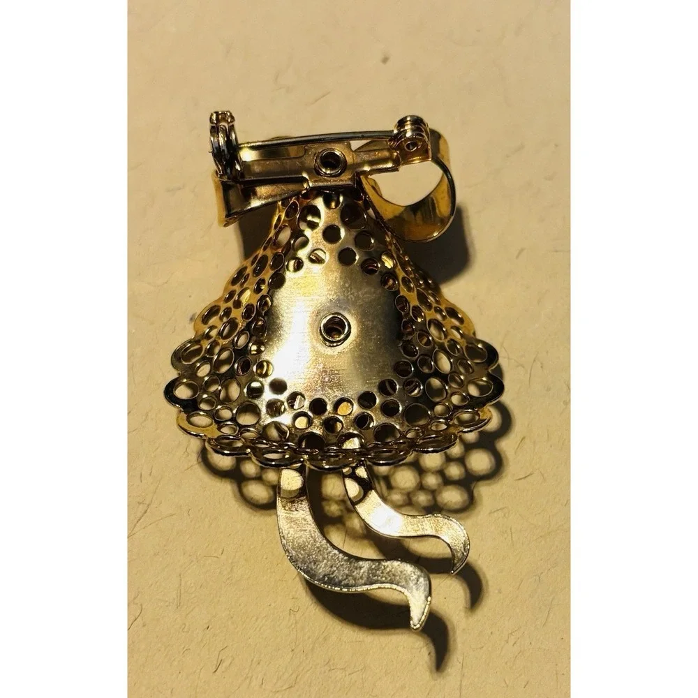 vintage‎ gold-tone flower brooch